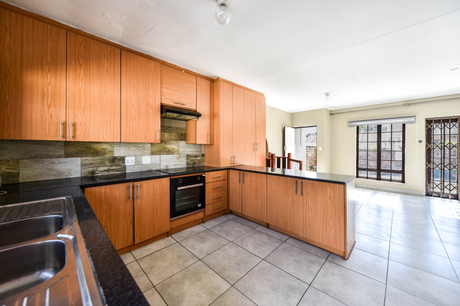 4 Bedroom Property for Sale in Die Hoewes Gauteng