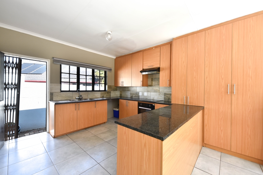 4 Bedroom Property for Sale in Die Hoewes Gauteng