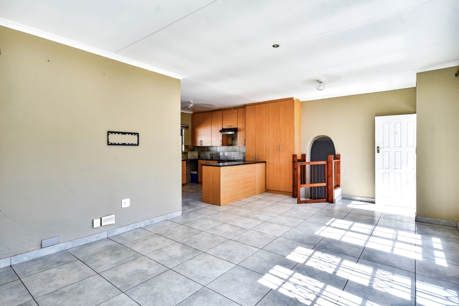 4 Bedroom Property for Sale in Die Hoewes Gauteng