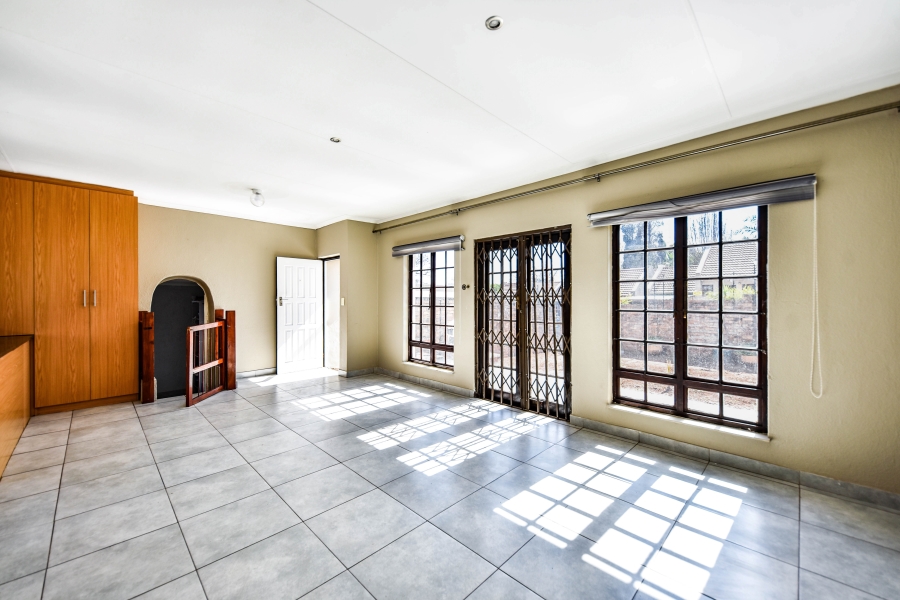 4 Bedroom Property for Sale in Die Hoewes Gauteng