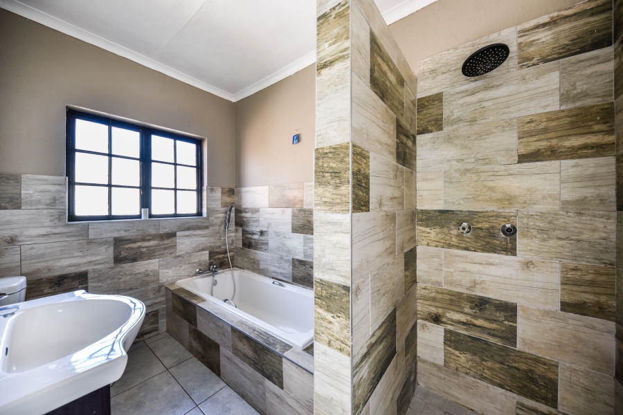 4 Bedroom Property for Sale in Die Hoewes Gauteng