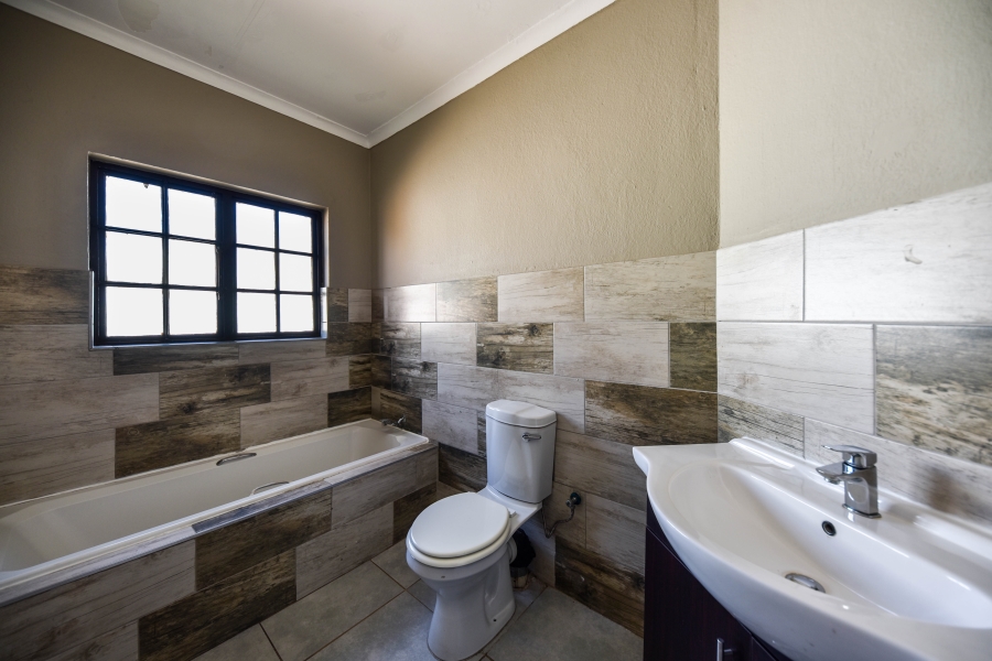 4 Bedroom Property for Sale in Die Hoewes Gauteng