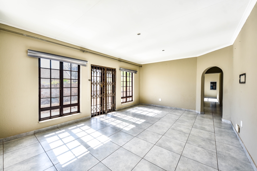 4 Bedroom Property for Sale in Die Hoewes Gauteng