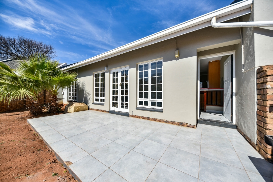 4 Bedroom Property for Sale in Die Hoewes Gauteng