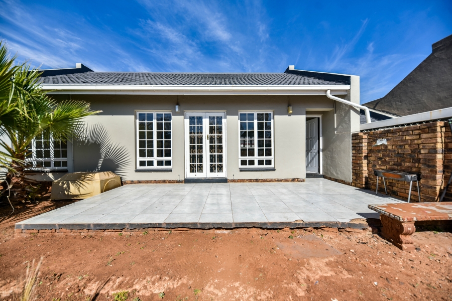 4 Bedroom Property for Sale in Die Hoewes Gauteng