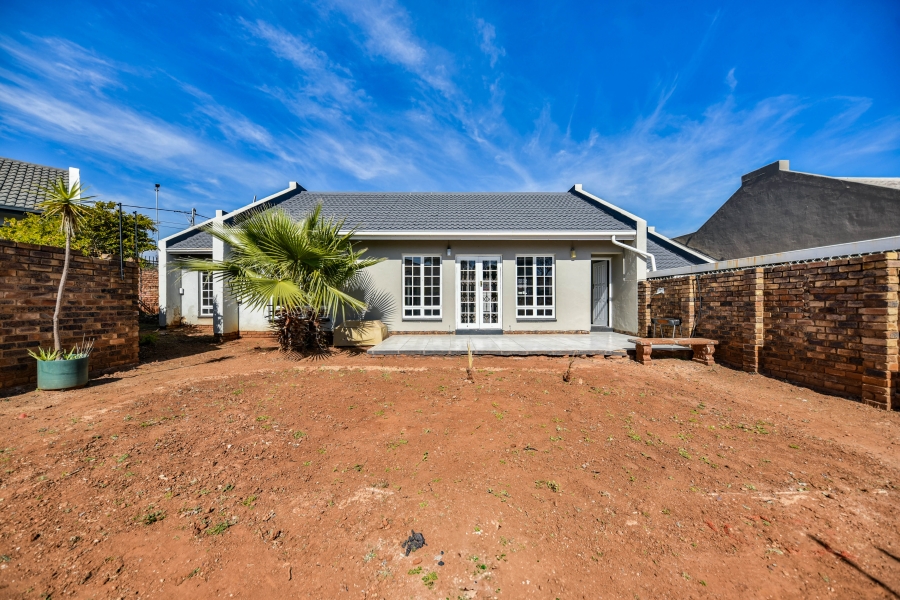 4 Bedroom Property for Sale in Die Hoewes Gauteng