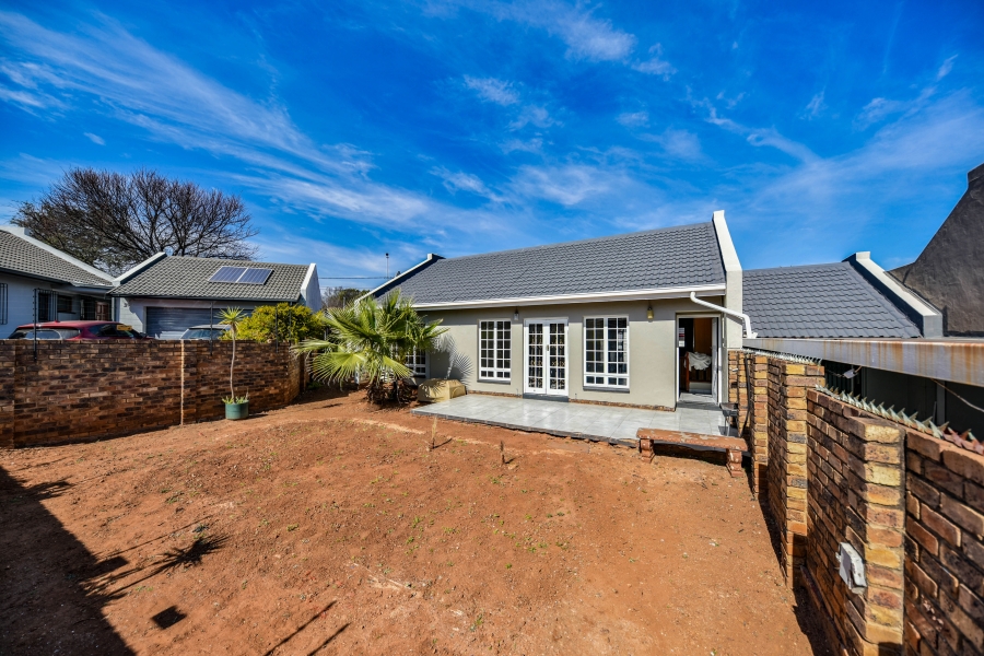 4 Bedroom Property for Sale in Die Hoewes Gauteng