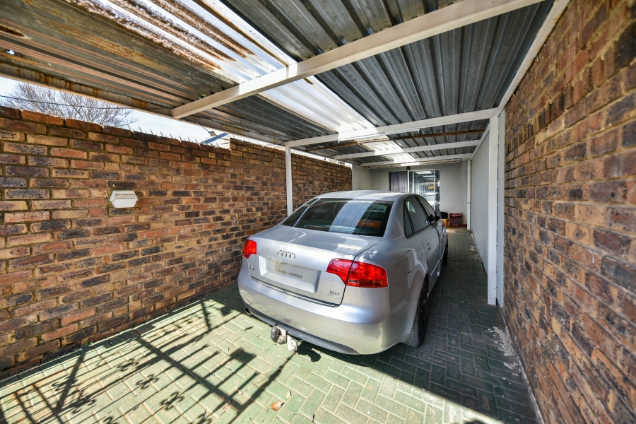 4 Bedroom Property for Sale in Die Hoewes Gauteng