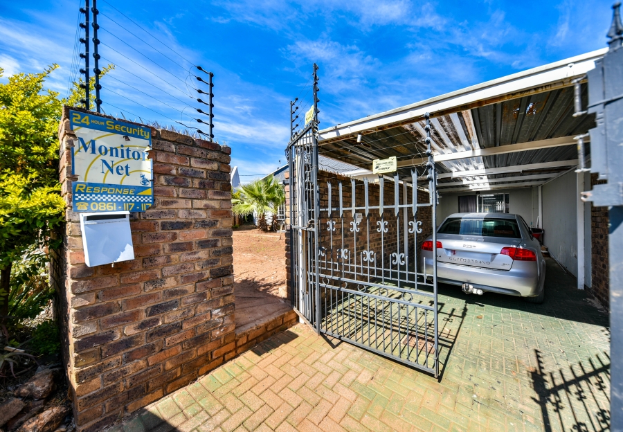 4 Bedroom Property for Sale in Die Hoewes Gauteng