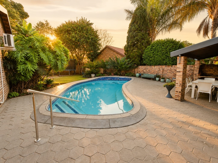 4 Bedroom Property for Sale in Rooihuiskraal North Gauteng