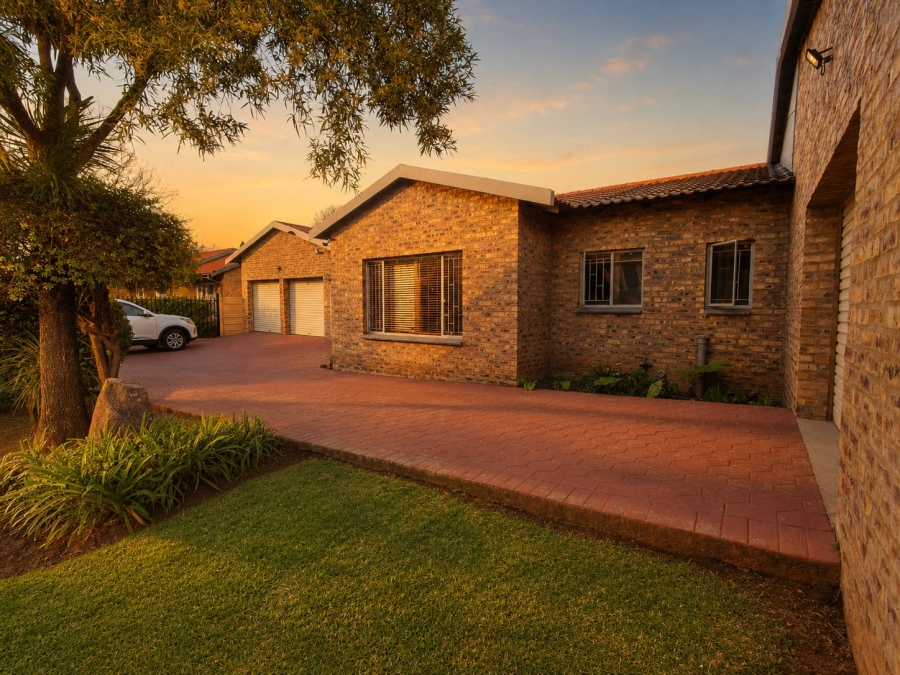 4 Bedroom Property for Sale in Rooihuiskraal North Gauteng