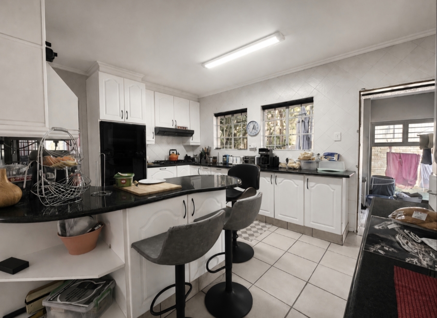 7 Bedroom Property for Sale in Moreleta Park Gauteng