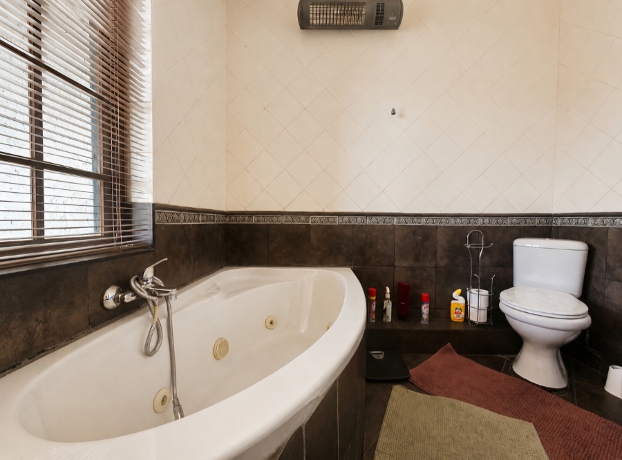 7 Bedroom Property for Sale in Moreleta Park Gauteng