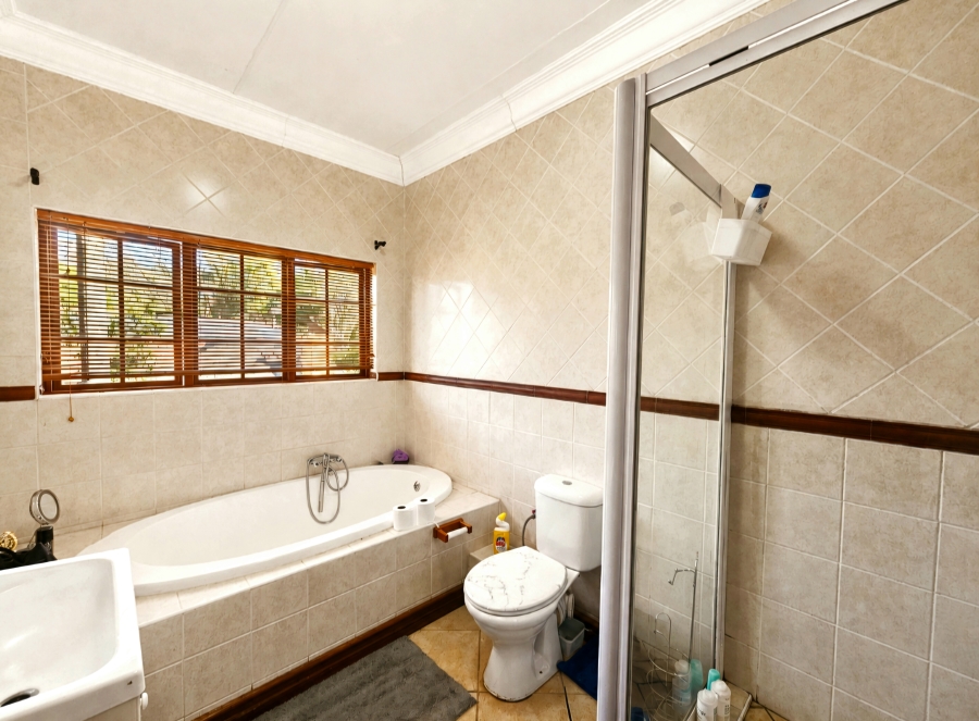7 Bedroom Property for Sale in Moreleta Park Gauteng
