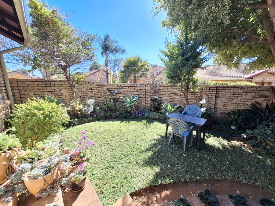 2 Bedroom Property for Sale in Faerie Glen Gauteng