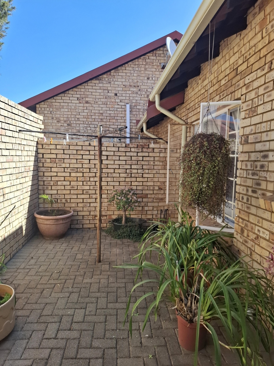 2 Bedroom Property for Sale in Faerie Glen Gauteng