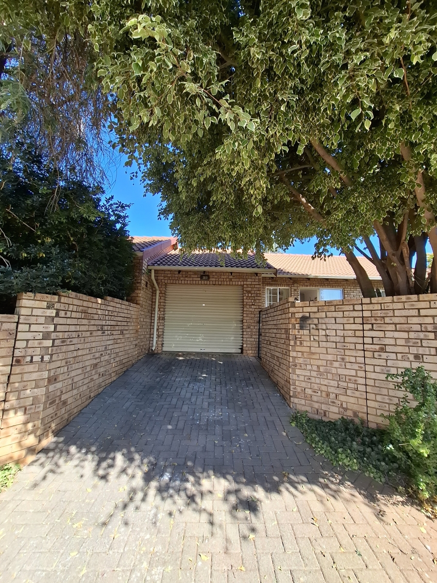 2 Bedroom Property for Sale in Faerie Glen Gauteng