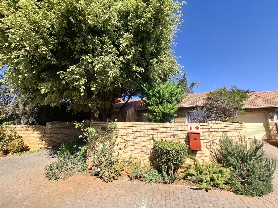 2 Bedroom Property for Sale in Faerie Glen Gauteng