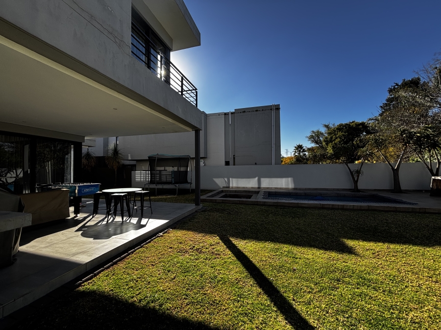 To Let 4 Bedroom Property for Rent in Sandown Gauteng