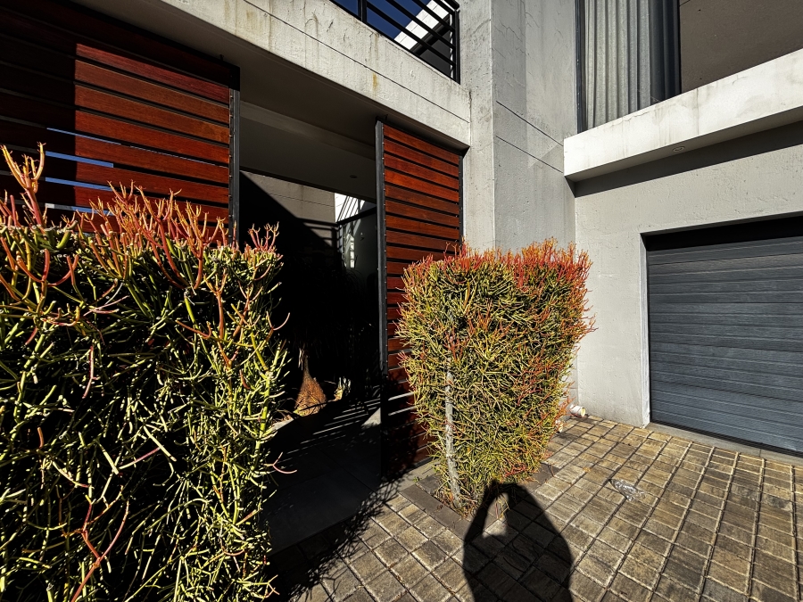 To Let 4 Bedroom Property for Rent in Sandown Gauteng