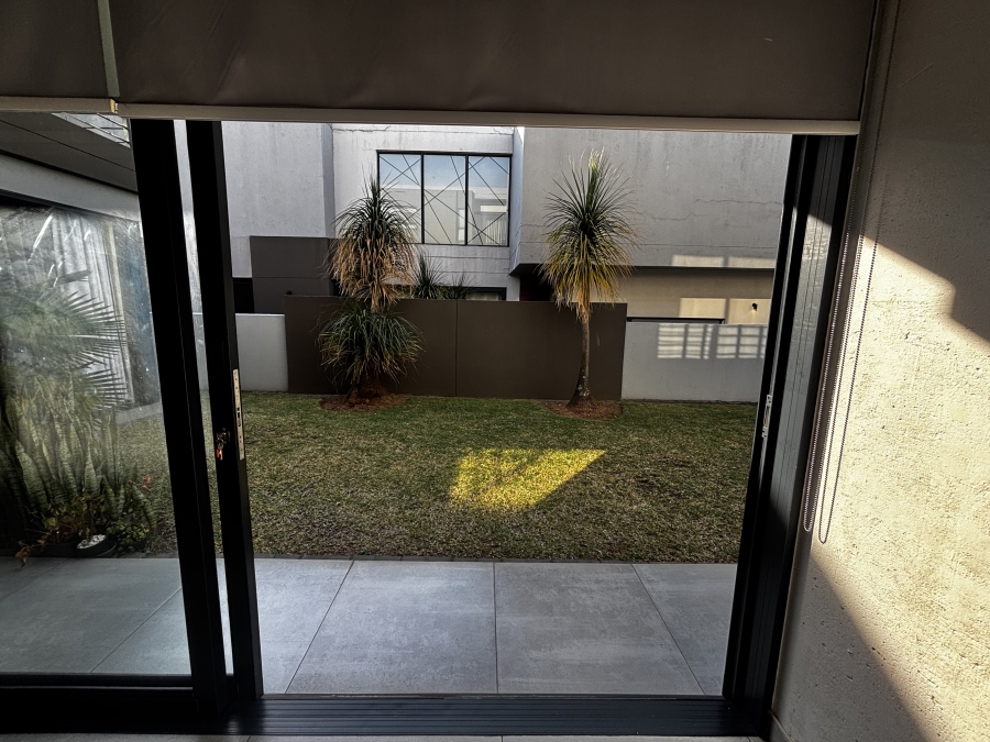 To Let 4 Bedroom Property for Rent in Sandown Gauteng