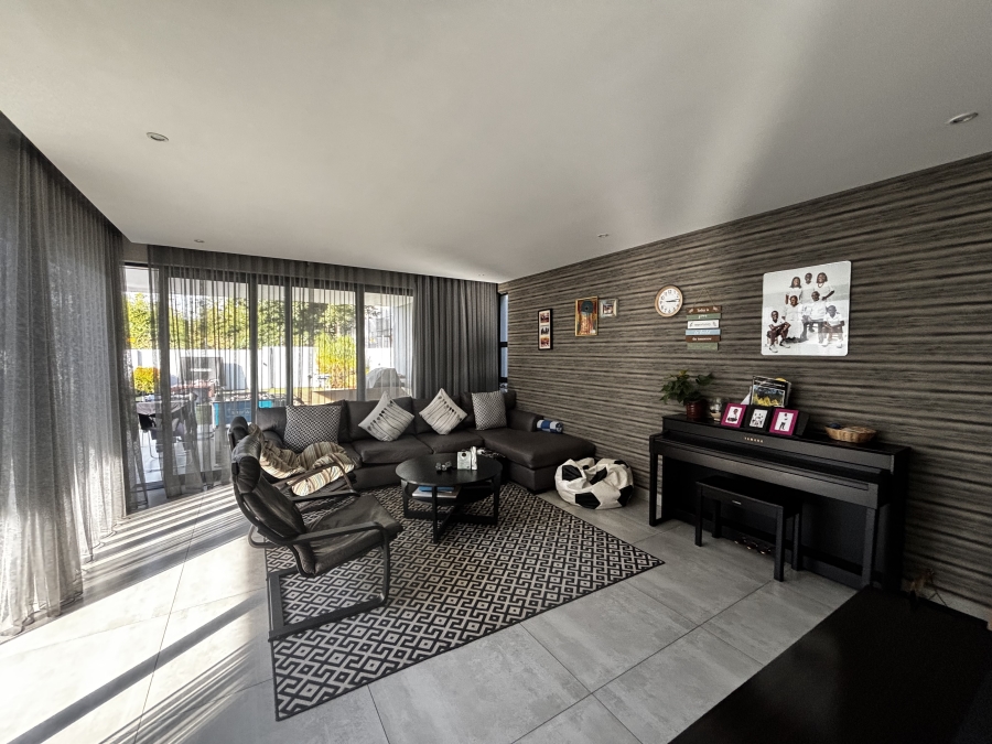 To Let 4 Bedroom Property for Rent in Sandown Gauteng