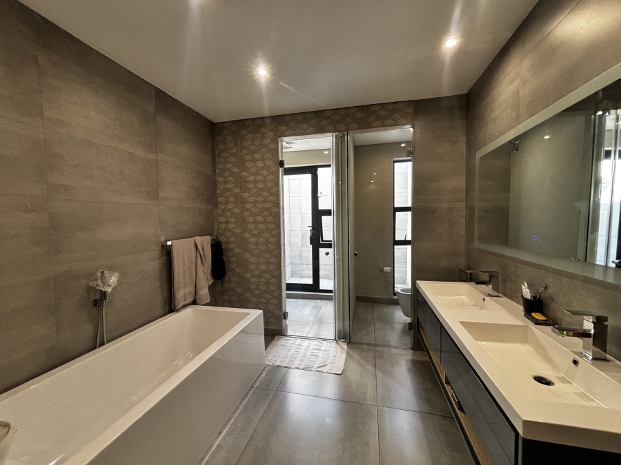 To Let 4 Bedroom Property for Rent in Sandown Gauteng