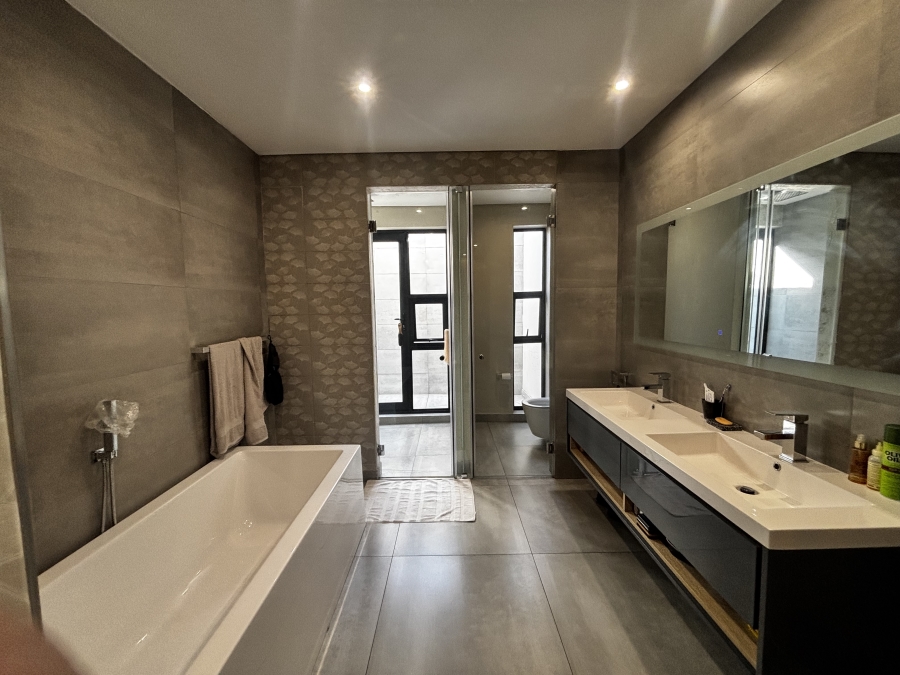 To Let 4 Bedroom Property for Rent in Sandown Gauteng