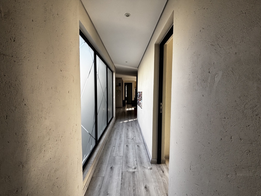 To Let 4 Bedroom Property for Rent in Sandown Gauteng