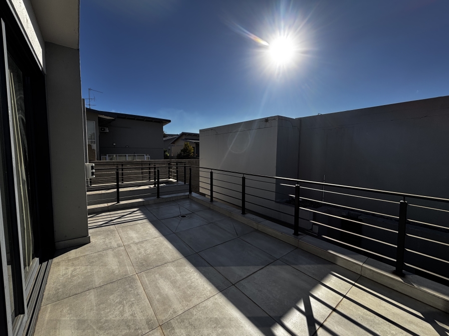 To Let 4 Bedroom Property for Rent in Sandown Gauteng