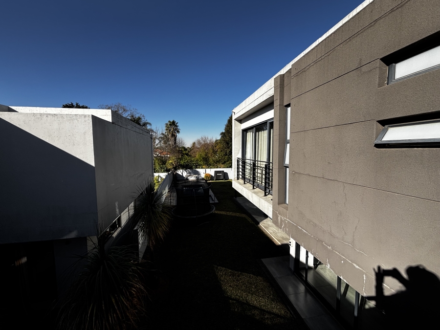 To Let 4 Bedroom Property for Rent in Sandown Gauteng