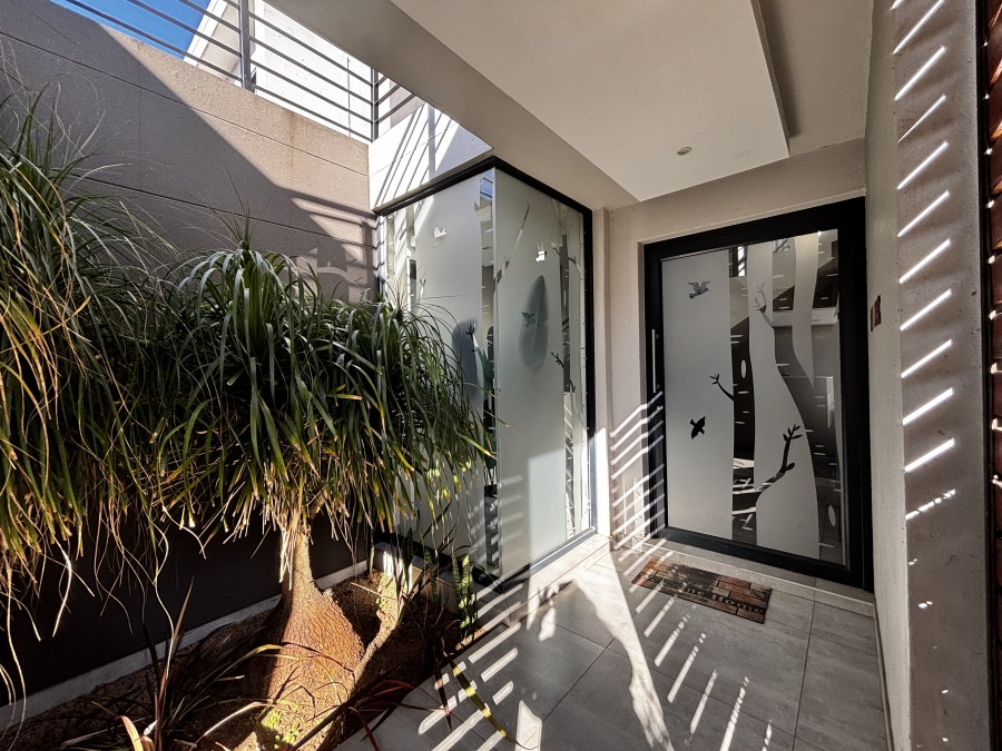 To Let 4 Bedroom Property for Rent in Sandown Gauteng
