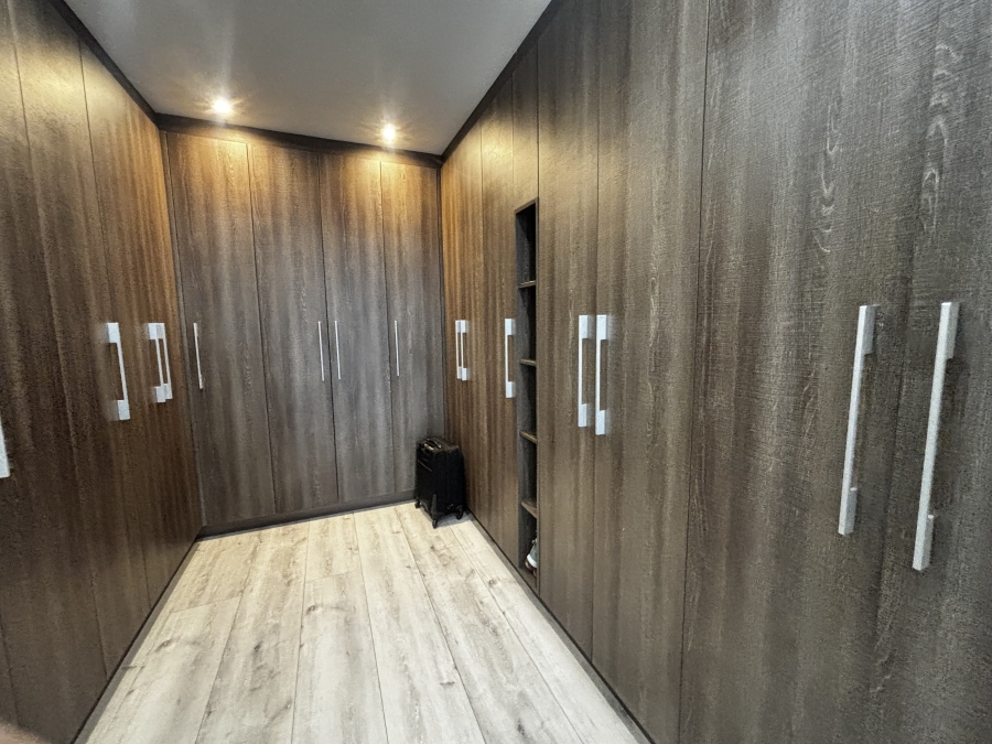 To Let 4 Bedroom Property for Rent in Sandown Gauteng