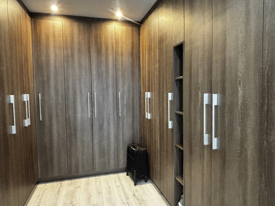 To Let 4 Bedroom Property for Rent in Sandown Gauteng