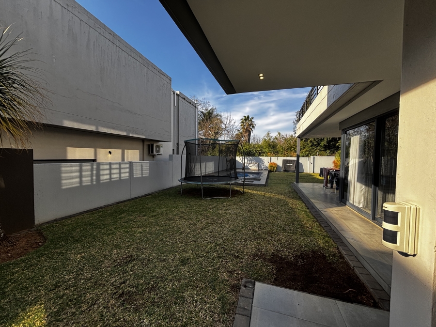 To Let 4 Bedroom Property for Rent in Sandown Gauteng