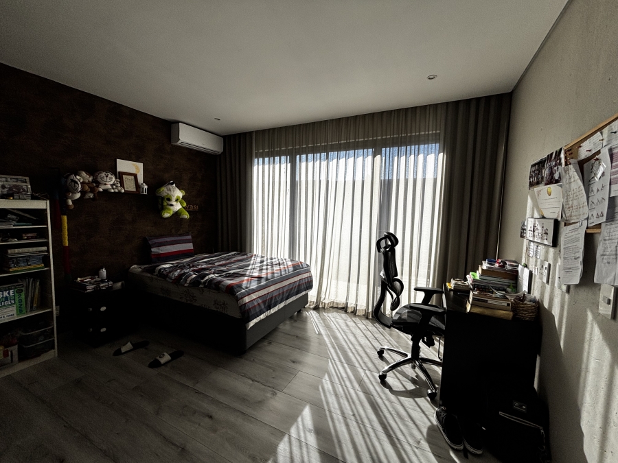 To Let 4 Bedroom Property for Rent in Sandown Gauteng
