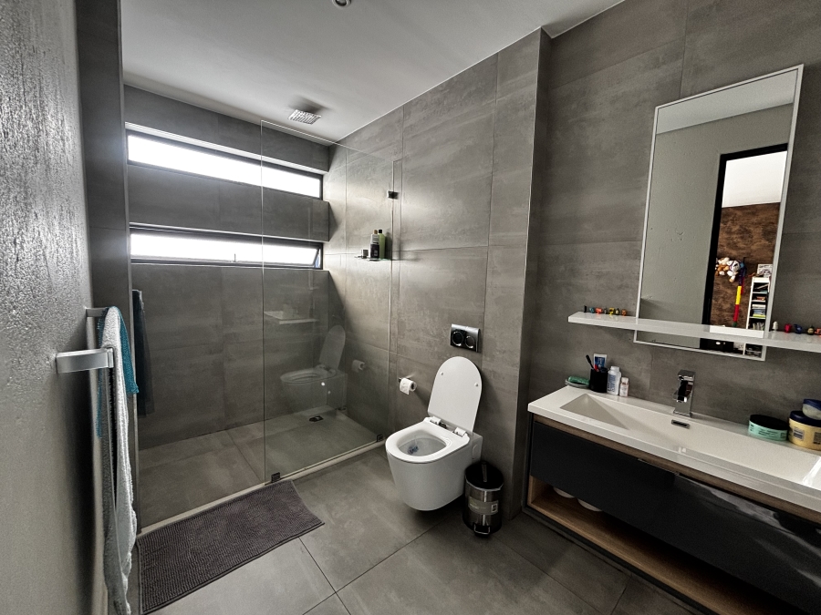 To Let 4 Bedroom Property for Rent in Sandown Gauteng