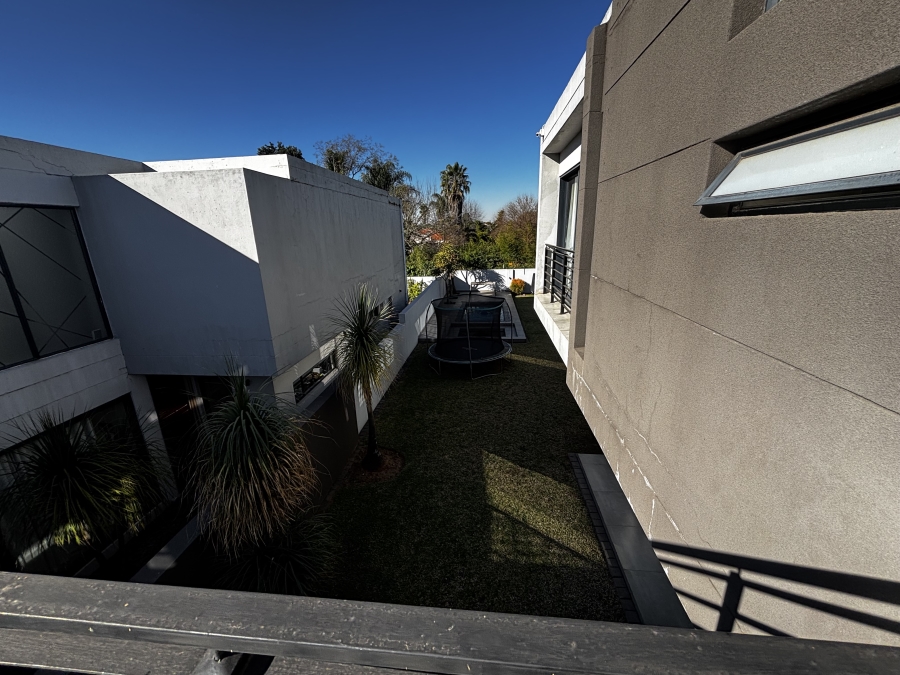 To Let 4 Bedroom Property for Rent in Sandown Gauteng