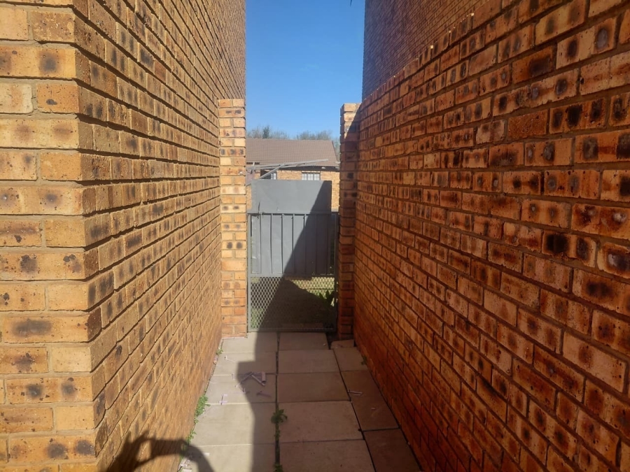 2 Bedroom Property for Sale in Kookrus Gauteng