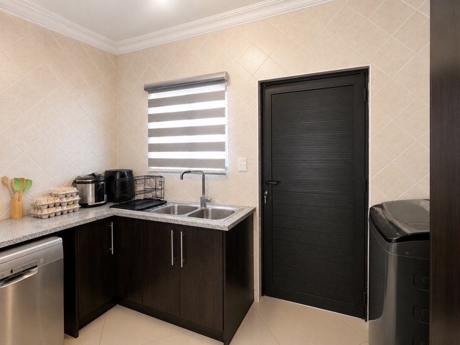 5 Bedroom Property for Sale in Thatchfield Estate Gauteng
