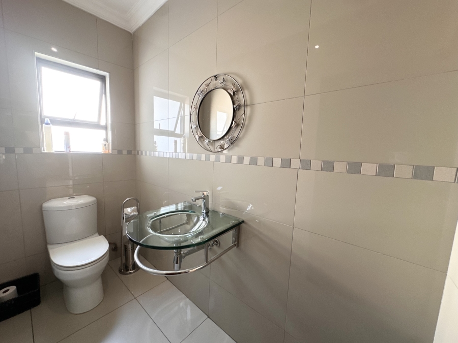5 Bedroom Property for Sale in Thatchfield Estate Gauteng