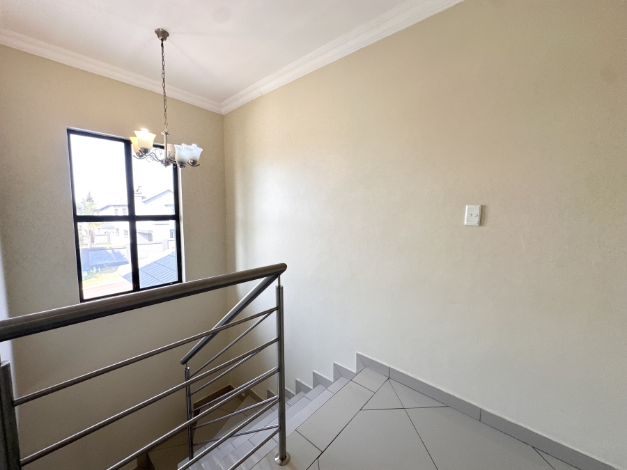 5 Bedroom Property for Sale in Thatchfield Estate Gauteng