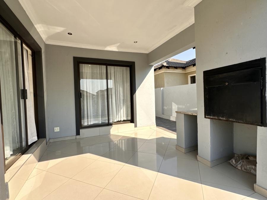 5 Bedroom Property for Sale in Thatchfield Estate Gauteng