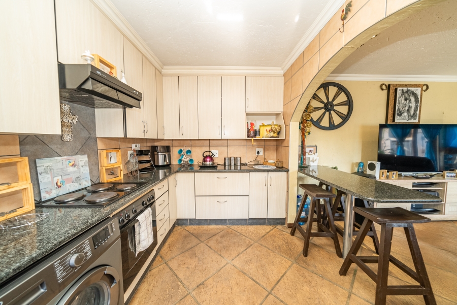 4 Bedroom Property for Sale in Sonneveld Gauteng