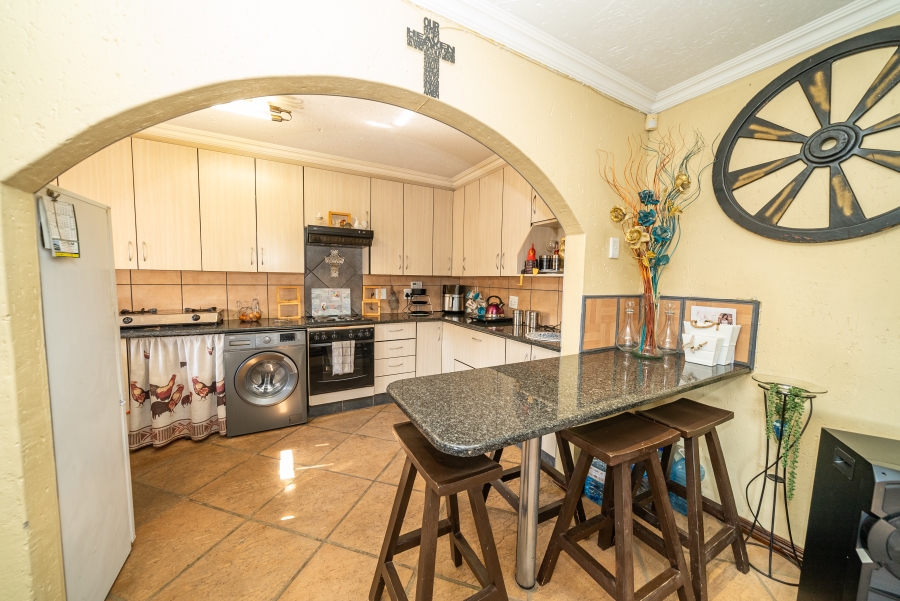 4 Bedroom Property for Sale in Sonneveld Gauteng