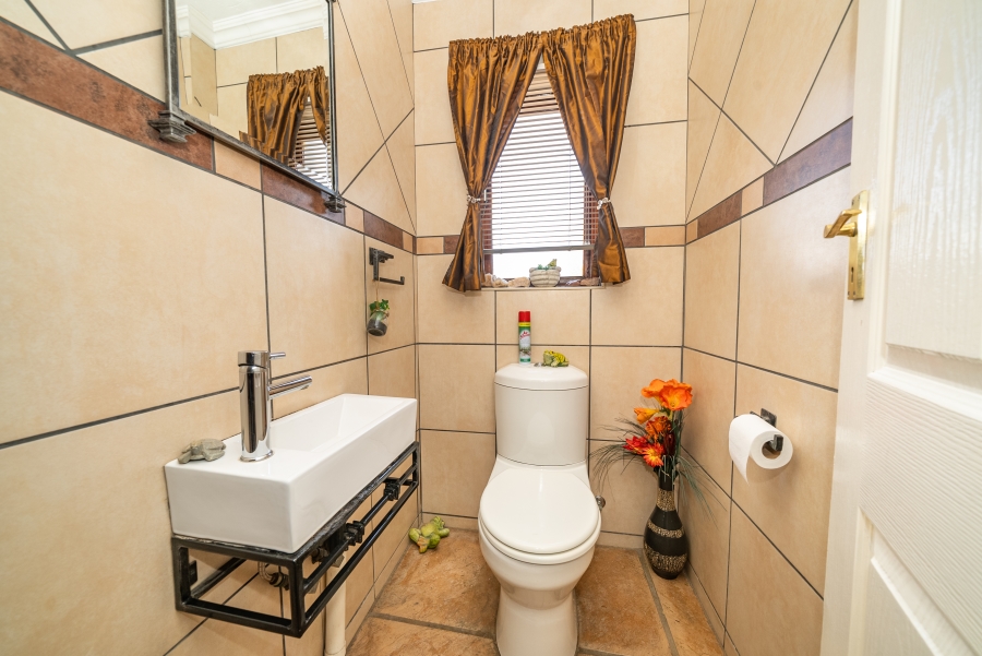 4 Bedroom Property for Sale in Sonneveld Gauteng