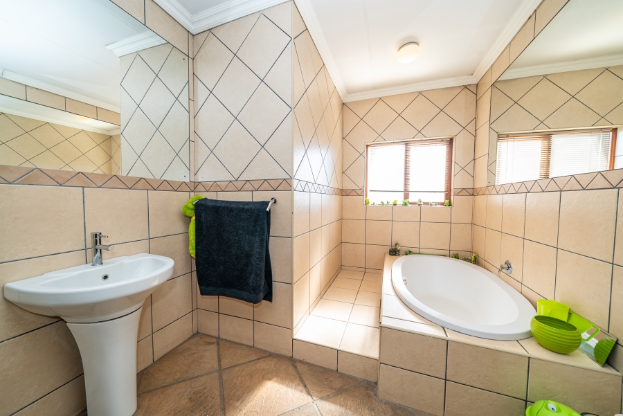 4 Bedroom Property for Sale in Sonneveld Gauteng