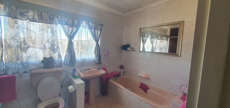 4 Bedroom Property for Sale in Rensburg Gauteng