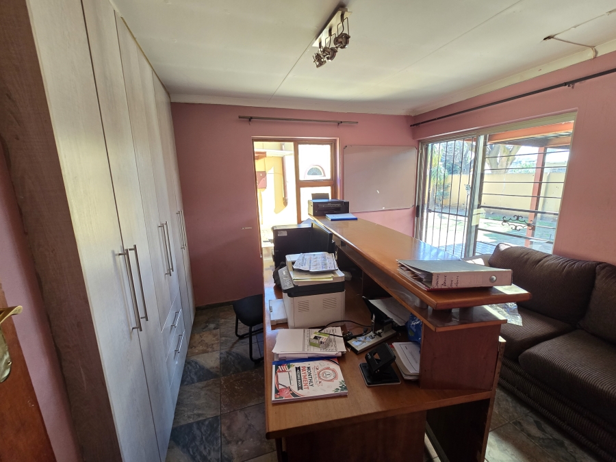 6 Bedroom Property for Sale in Brakpan Central Gauteng