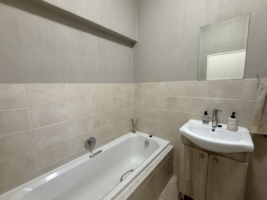 To Let 3 Bedroom Property for Rent in Barbeque Downs Gauteng
